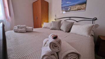 2 makuuhuonetta, silitysrauta/-lauta, ilmainen Wi-Fi, vuodevaatteet