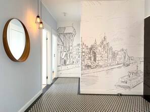 Apartamento de diseño, balcón, vistas a la ciudad | Zona de estar | Televisión de pantalla plana de 40 pulgadas con canales por satélite