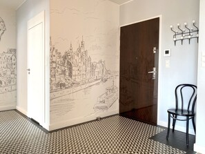 Apartamento de diseño, balcón, vistas a la ciudad | Zona de estar | Televisión de pantalla plana de 40 pulgadas con canales por satélite