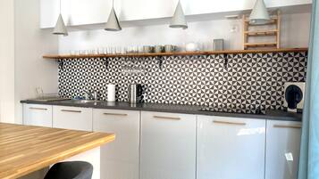 Design Apartment, Balcony, City View | Private kitchen | Fridge, stovetop, dishwasher, coffee/tea maker