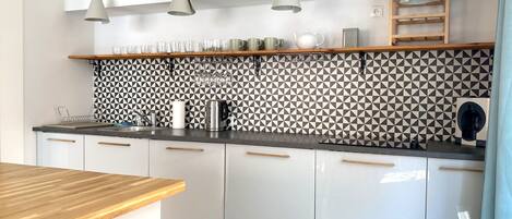 Design Apartment, Balcony, City View | Private kitchen | Fridge, stovetop, dishwasher, coffee/tea maker