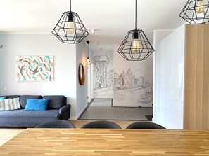 Apartamento design, sacada, vista para a cidade | 2 quartos, ferros/tábuas de passar roupa, Wi-Fi de cortesia