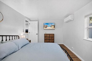Room - Renovated 2BR w/ Fire Pit, King Bed & Laundry · 8 Min to Speedway & Beach (Daytona Beach)