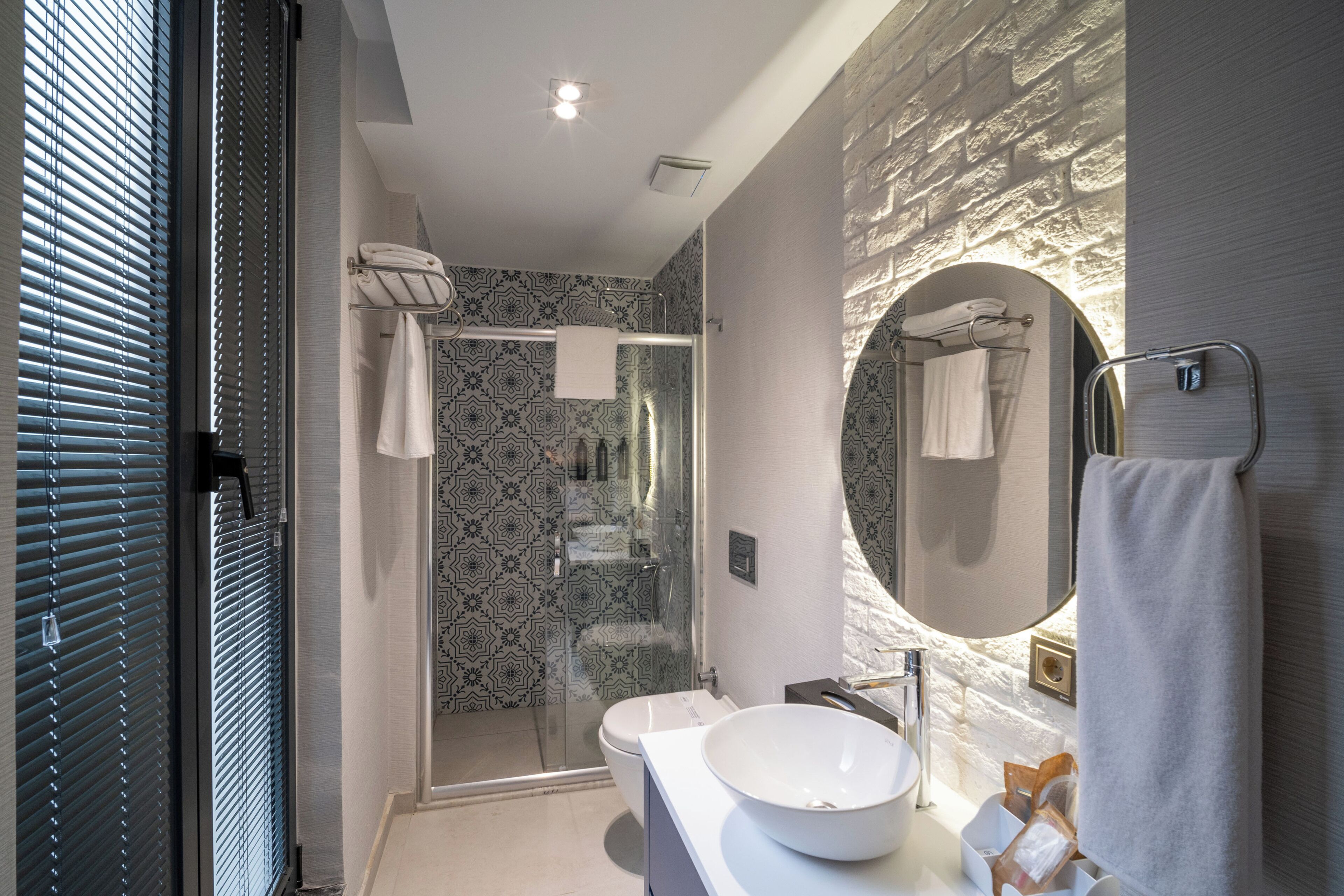Premium Double or Twin Room | Bathroom | Shower, hydromassage showerhead, eco-friendly toiletries, hair dryer
