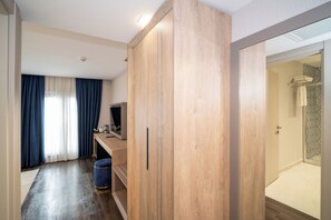 Signature Room | 1 bedroom, in-room safe, soundproofing, iron/ironing board