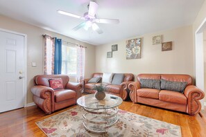 Smart TV, books - The Creek House
beautiful backyard creek
rear find, family friendly.
 (Marietta)