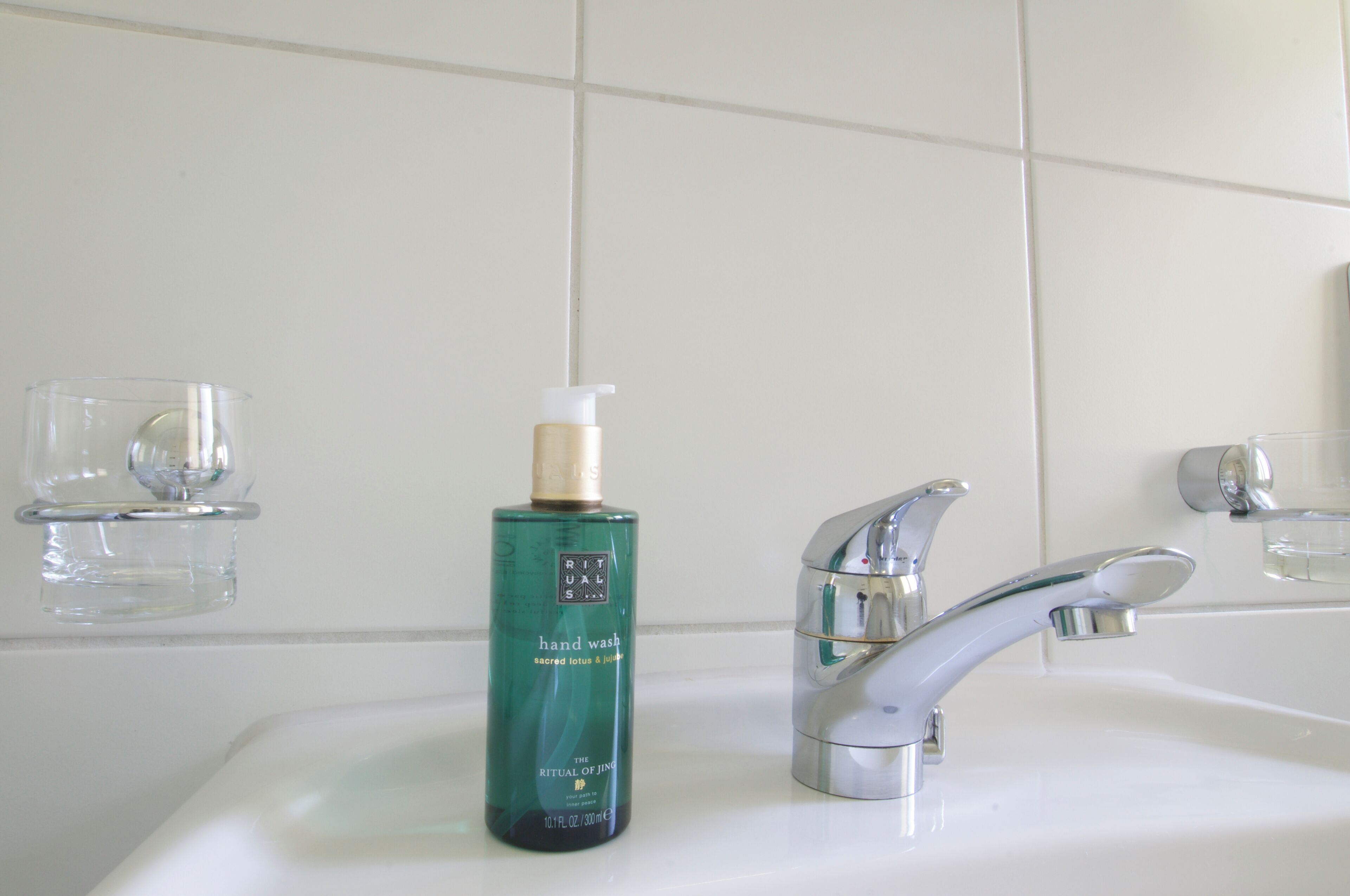 Haartrockner, Handtücher, Seife, Toilettenpapier