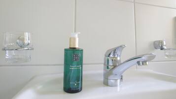 Haartrockner, Handtücher, Seife, Toilettenpapier