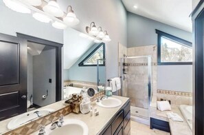 House (3 Bedroom Ski In, Ski Out Townhome at) | Bathroom - 3 Bedroom Ski In, Ski Out Townhome at Snowflake Lift (Breckenridge)