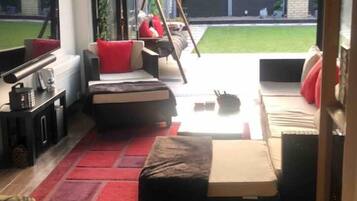 Smart TV, fireplace, stereo