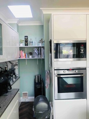 Fridge, microwave, oven, stovetop - Gorgeous double room < 5 min walk Rayners Lane stn (Rayners Lane)