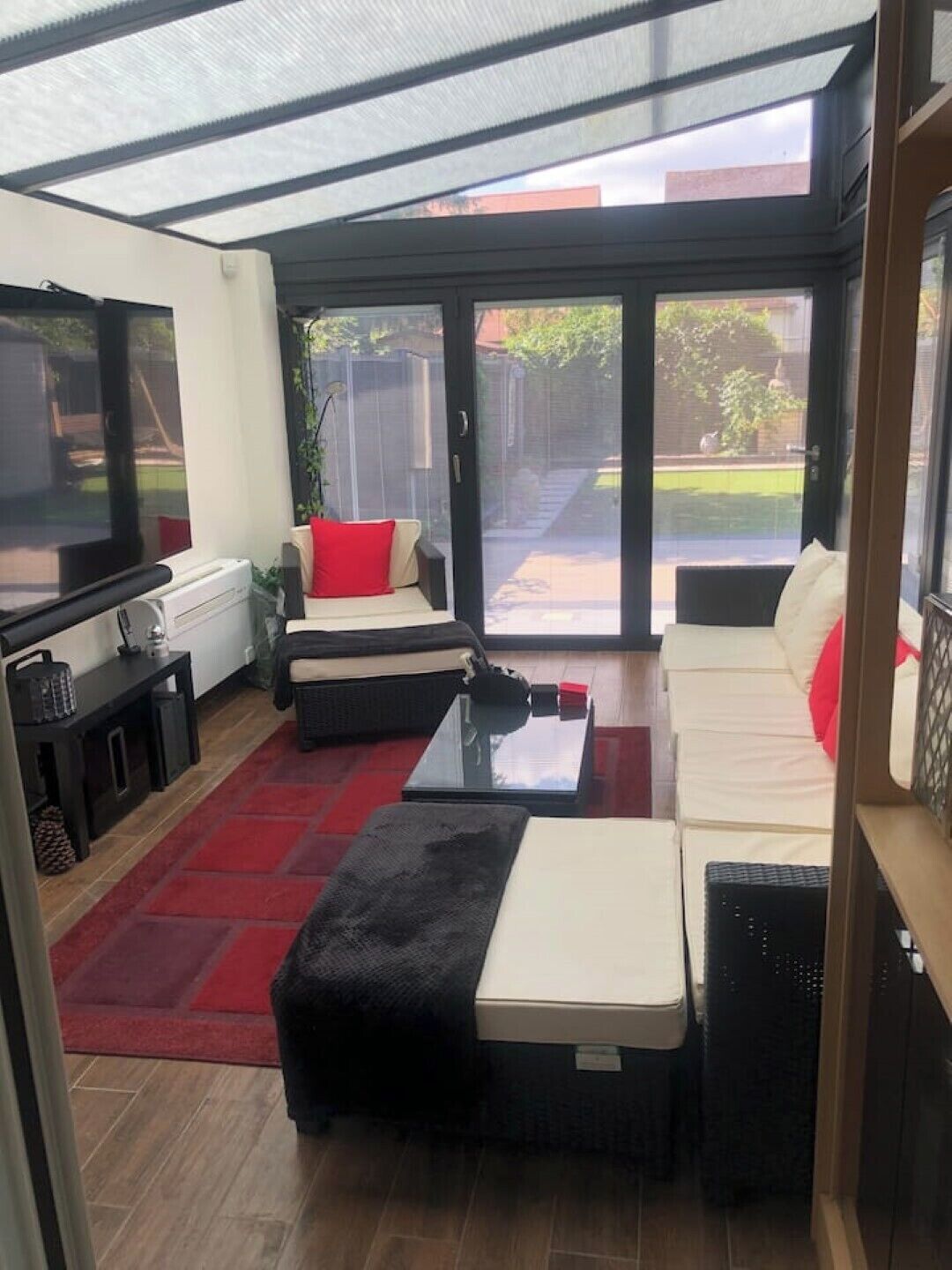 Smart TV, fireplace, stereo