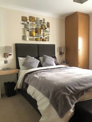 1 bedroom, desk, iron/ironing board, WiFi - Gorgeous double room < 5 min walk Rayners Lane stn (Rayners Lane)