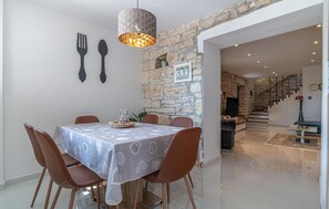 Dining - Lovely home in Kresini (Kresini)