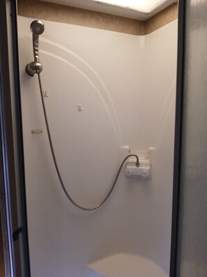 Douche, serviettes fournies, savon, papier toilette