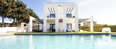 حمّام سباحة خارجي