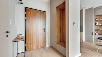 Deluxe Apartment, City View | Living area