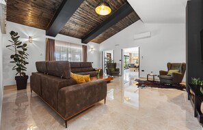 Smart-TV, bordtennis og stereoanlegg