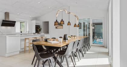 6 bedroom nice home in Glesborg