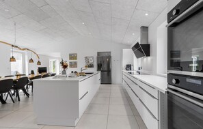 Refrigerador, microondas, placa de cocina, lavavajillas