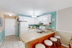 Kjøleskap, mikrobølgeovn, ovn og kokeplater