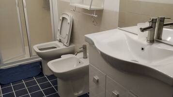 Douche, sĂšche-cheveux, bidet, serviettes fournies