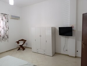 3 habitaciones, escritorio, tabla de planchar con plancha y wifi