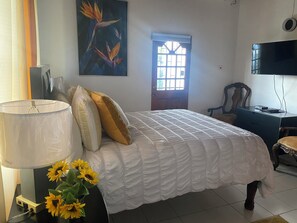 6 soverom, safe på rommet, skrivebord og strykejern/-brett