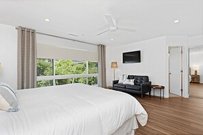 2 Schlafzimmer, Schreibtisch, Bügeleisen/Bügelbrett, Reisekinderbett