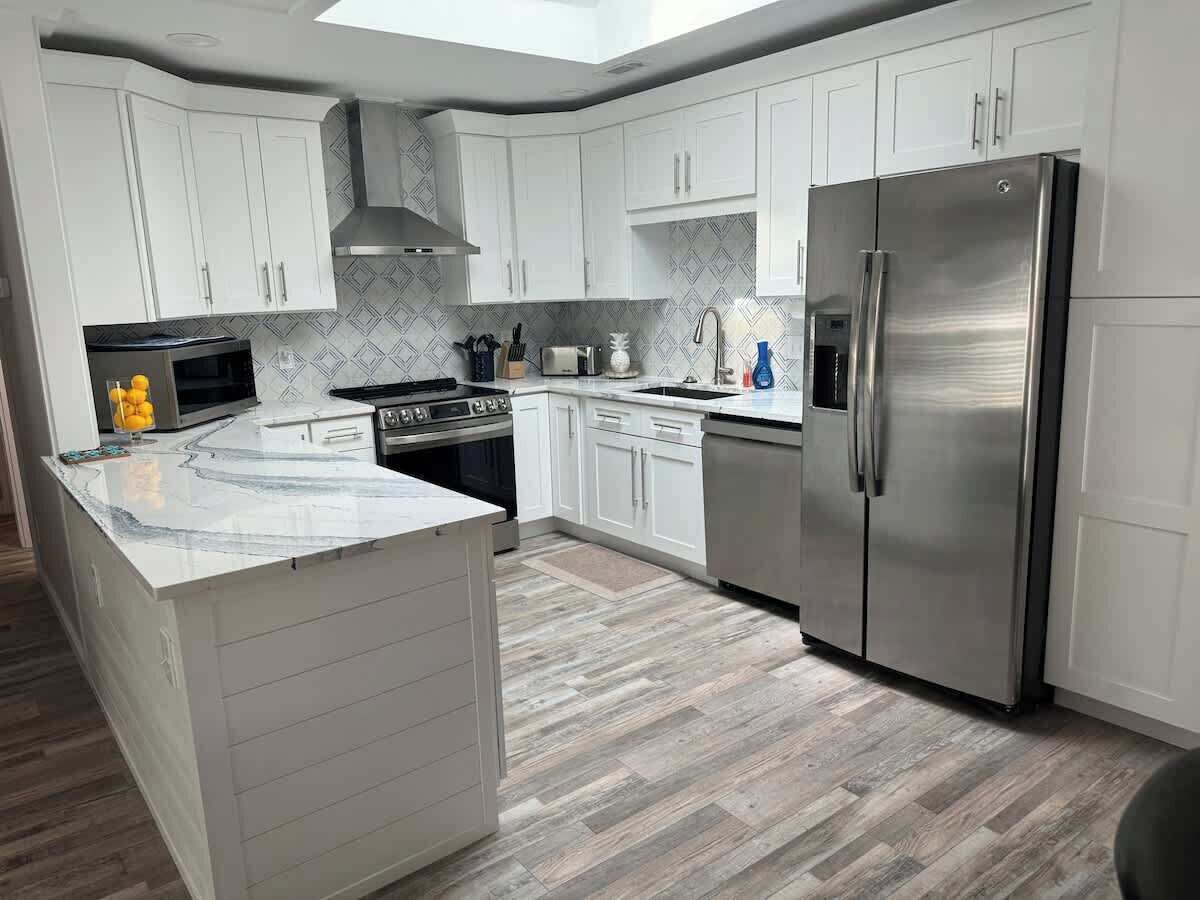 Kjøleskap, mikrobølgeovn, kokeplater og oppvaskmaskin