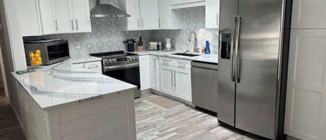 Kjøleskap, mikrobølgeovn, kokeplater og oppvaskmaskin