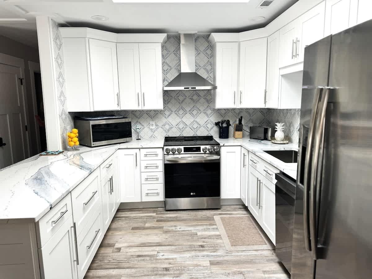 Jääkaappi, mikroaaltouuni, liesi, astianpesukone