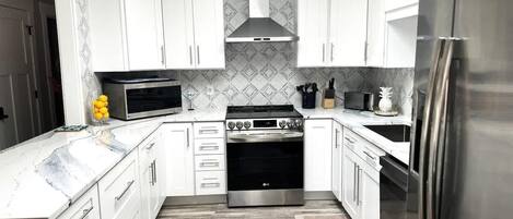 Fridge, microwave, stovetop, dishwasher