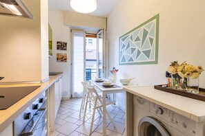 Een koelkast, een magnetron, een oven, een kookplaat
