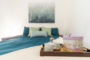 1 habitación, escritorio, tabla de planchar con plancha y wifi 