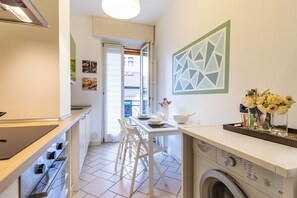 Een microgolfoven, een oven, een kookplaat