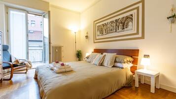 1 dormitorio, escritorio, tabla de planchar con plancha y wifi