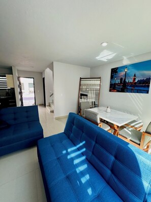 42-inch Smart TV with cable channels, heated floors