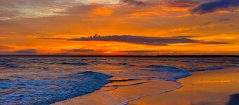 Paradise at The Point - Relaxing Home Steps to Beach + Sunsets + Ocean views