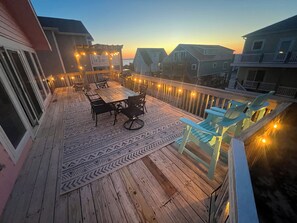 Outdoor dining - Paradise at The Point - Relaxing Home Steps to Beach + Sunsets + Ocean views (Holly Ridge)