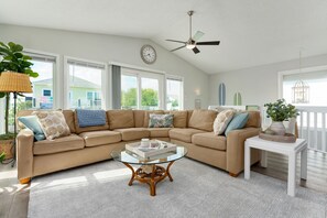 Smart TV, books, music library, stereo - Paradise at The Point - Relaxing Home Steps to Beach + Sunsets + Ocean views (Holly Ridge)