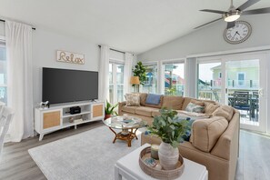 Smart TV, books, music library, stereo - Paradise at The Point - Relaxing Home Steps to Beach + Sunsets + Ocean views (Holly Ridge)