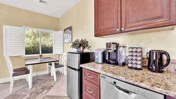 冰箱、微波炉、烤箱、炉灶