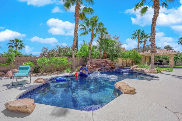 Alberca al aire libre y alberca climatizada