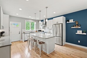 Fridge, microwave, oven, stovetop - Family Fun! 17,000 Game Arcade, Sleeps 12, Walk to the Lake (Port Washington)