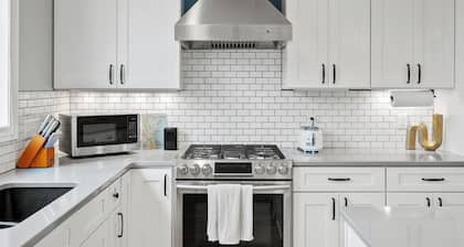 Family Fun! 17,000 Game Arcade, Sleeps 12, Walk to the Lake