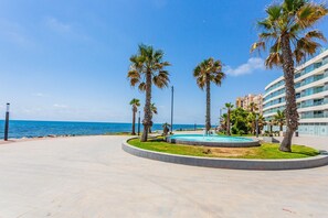 Pool - Luxe Apartment - Walk to the beach and center Reel Apartments (Torrevieja)