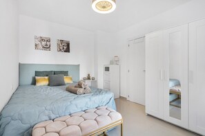 2 bedrooms, in-room safe, desk, iron/ironing board - Luxe Apartment - Walk to the beach and center Reel Apartments (Torrevieja)