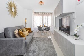 Smart TV - Luxe Apartment - Walk to the beach and center Reel Apartments (Torrevieja)