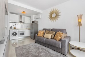 Smart TV - Luxe Apartment - Walk to the beach and center Reel Apartments (Torrevieja)